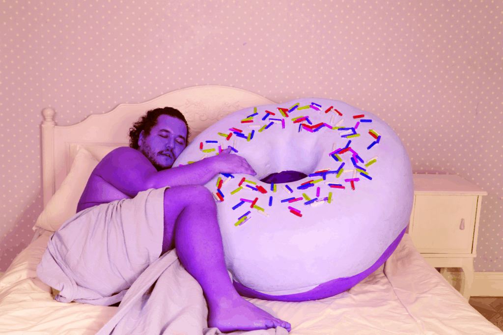 Late night snacking on carbs is a bad idea on a low-carb diet - heydayDo image